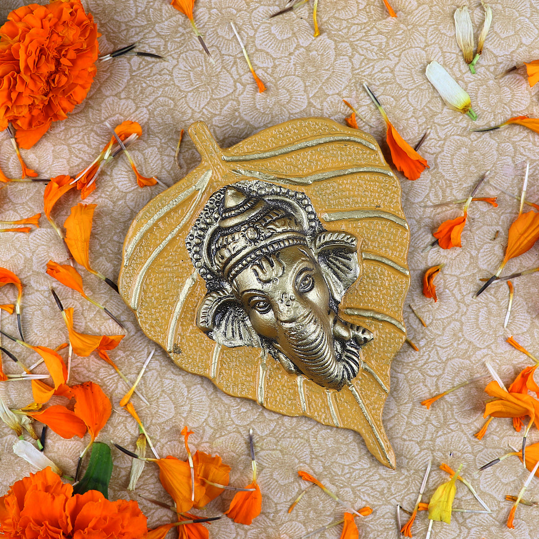 1 Pc Lord Ganesh Face on Leaf Patta Wall Hanging Green